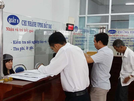 Người dân đang làm thủ tục cấp giấy tờ nhà, đất tại huyện Bình Chánh, TP HCM. Ảnh: HTD