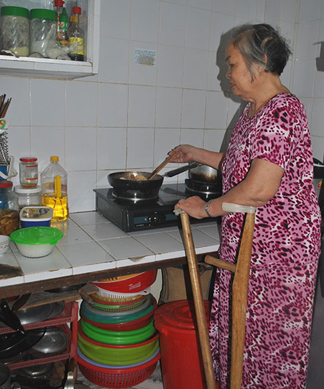 
Tuổi già, vết thương cũ tái phát, nhưng bà Lịch vẫn bếp núc như những người phụ nữ bình thường khác.
