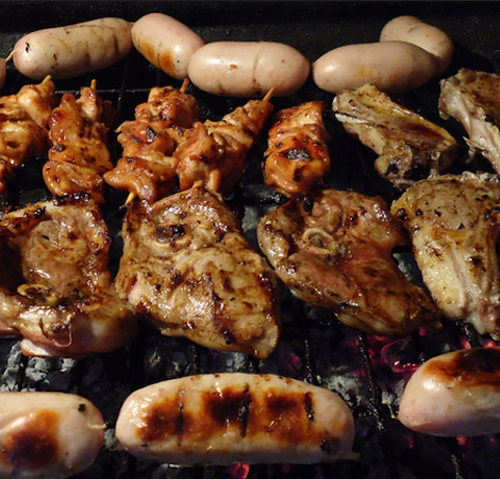 
Braai, Nam Phi: Nguyên liệu phổ biến của món ăn này bao gồm thịt cừu xiên que (sosaties) và xúc xích Nam Phi (boerewors). Món nướng này thường dùng chung với pap, một loại cháo ngô hoặc bột kiều mạch.
