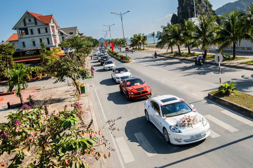 
Dàn xe sang trải dài trên đường đến nhà gái đón dâu.
