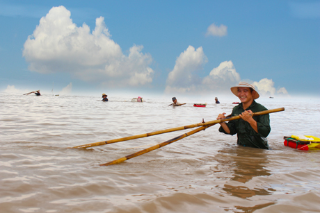 
Thông thường, việc đẩy ruốc kéo dài từ nước rút cho đến nước lên. Những người có điều kiện sẽ sắm ghe để đi đẩy, còn không thì đẩy ruốc bằng đồ nghề tự chế.
