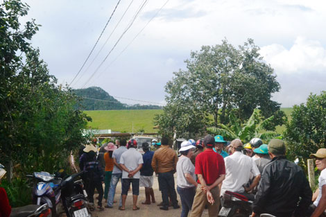 
Người dân địa phương hết sức bàng hoàng trước vụ án động trời này.

 
