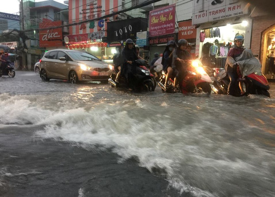 
Còn tại khu vực quận Thủ Đức, nước chảy như lũ. Trong ảnh là trên đường Võ Văn Ngân.
