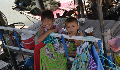 
Hai con của vợ chồng anh Lũy kh&ocirc;ng được đi học v&igrave; theo cha mẹ l&ecirc;nh đ&ecirc;nh tr&ecirc;n s&ocirc;ng nước
