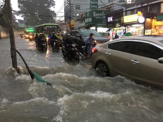 
Nước chảy như thác trên đường Võ Văn Ngân
