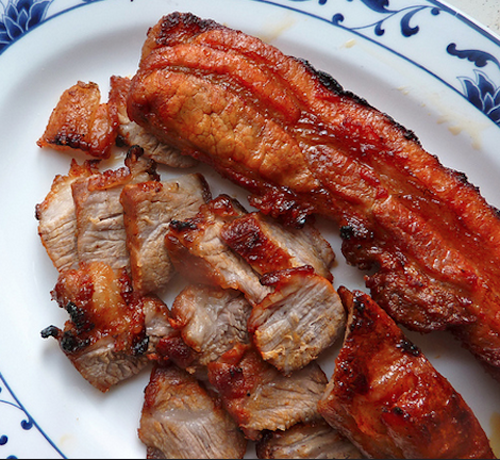 
Char siu, Trung Quốc: Đây là món ăn chính trong ẩm thực Quảng Đông, còn được gọi là xá xíu. Thịt lợn được ướp với ngũ vị hương, mật ong, đậu lên men, và các gia vị khác, sau đó xiên que và nướng.
