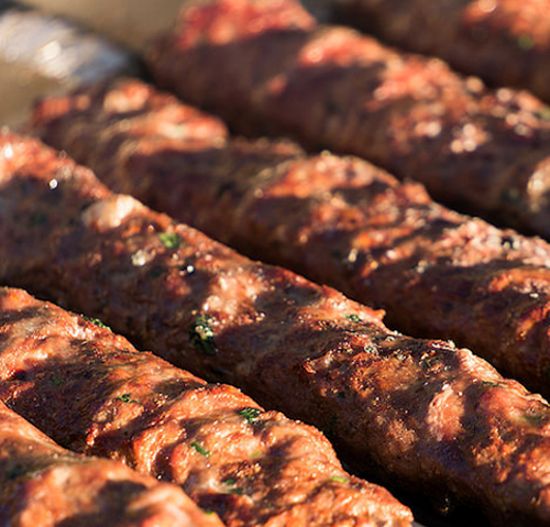 
Shish Kebab, Thổ Nhĩ Kỳ: Shish kebap là một phiên bản của kebab Thổ Nhĩ Kỳ, món ăn phổ biến trong ẩm thực Trung Đông. Món này là các xiên nhỏ gồm nhiều miếng thịt xen lẫn với rau hay củ quả.
