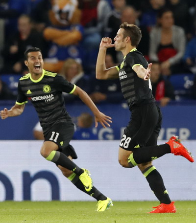 Azpilicueta vui mừng sau bàn gỡ 2-2 cho Chelsea