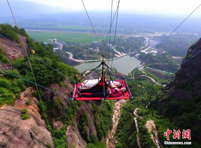 Cặp đôi treo lơ lửng 180 m... làm đám cưới