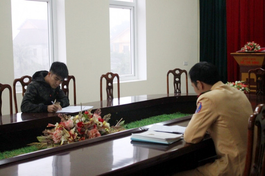 
Tài xế Nguyễn Triều Dương làm việc với cơ quan công an - Ảnh: Công an cung cấp
