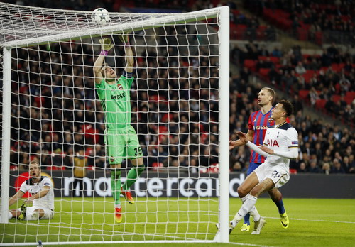 Thủ môn Akinfeev vất vả trước hàng công chủ nhà