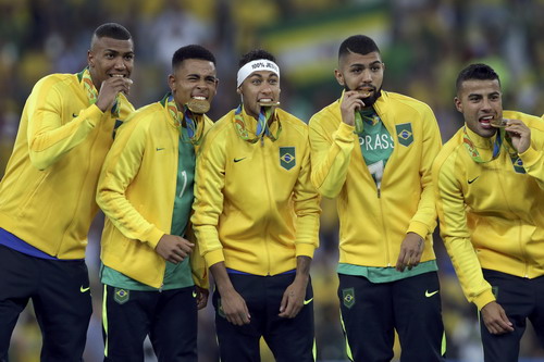 Neymar chuẩn bị chia tay đội tuyển Brazil - Ảnh 2.