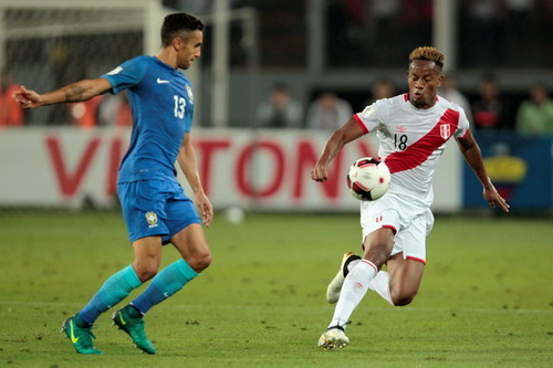 Andre Carrillo suýt mở tỉ số từ phút thứ 7 cho Peru