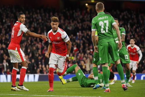 Chamberlain ghi bàn thứ ba cho Arsenal