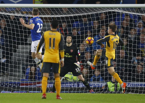 Seamus Coleman ung dung đánh đầu gỡ hòa 1-1