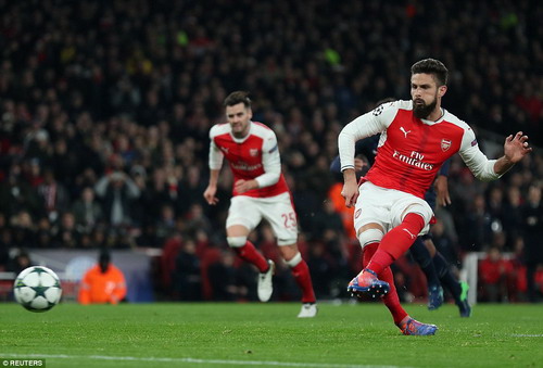 Olivier Giroud gỡ hòa từ chấm 11 mét