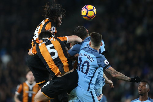 Hậu vệ Man City vất vả với các chân sút Hull City