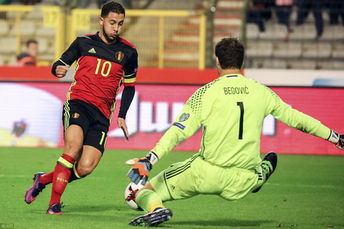 Eden Hazard đánh bại đồng đội Begovic ở Chelsea