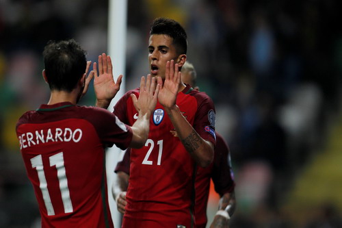 Joao Cancelo (phải) góp công vào chiến thắng của Bồ Đào Nha