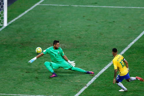 Neymar dứt điểm qua tay thủ thành Romero