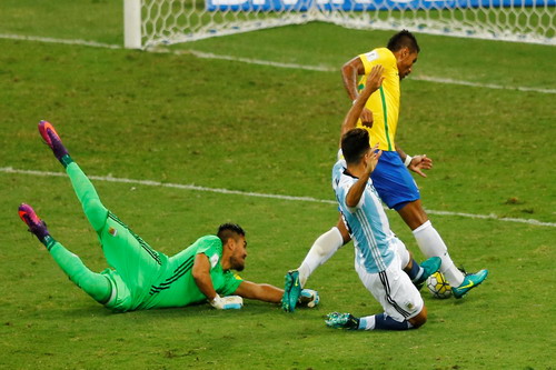 Paulinho nhấn chìm mọi nỗ lực của Argentina