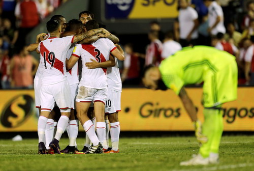 Peru đánh bại Paraguay 4-1 trên sân đội này