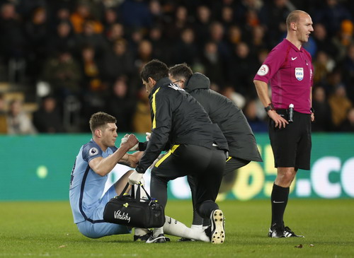 Trung vệ John Stones chấn thương, phải rời sân sớm