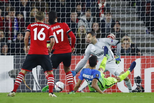 Van Dijk (17) ghi bàn cho Southampton