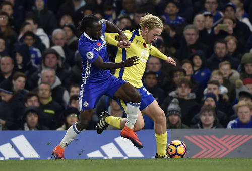 Victor Moses (trái) hồi sinh tại Chelsea