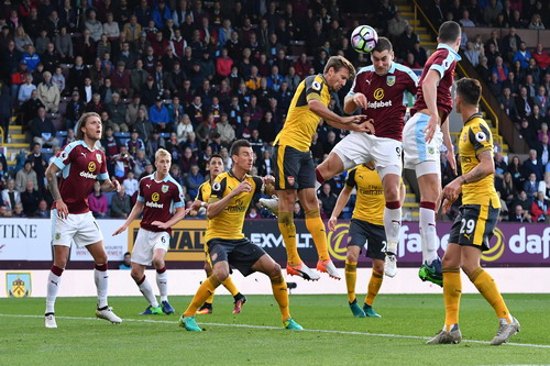 Sam Vokes uy hiếp cầu môn Arsenal