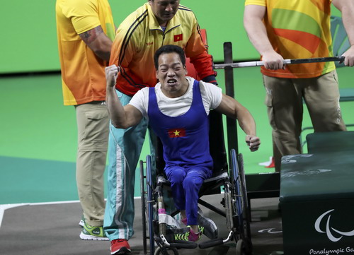 Khoảnh khắc hạnh phúc của lực sĩ Lê Văn Công sau khi phá KLTG tại Paralympic Rio