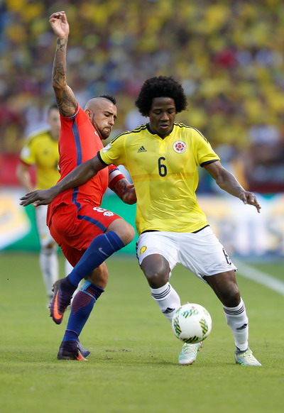 Chile của Vidal (trái) chia điểm với Colombia