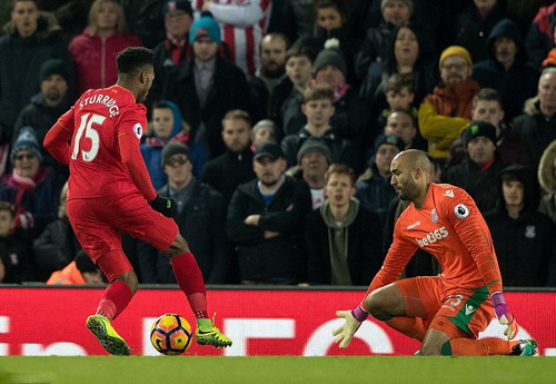 Màu áo giống nhau, Sturridge ghi bàn thứ 100 cho Liverpool dưới thời J.Klopp