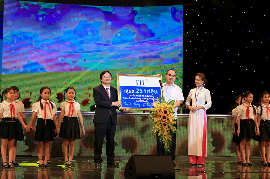 
Lãnh đạo tập đoàn TH cam kết tặng 25 triệu ly sữa tươi học đường (tương đương 200 tỉ đồng) vào tài khoản Sữa học đường - Vì tầm vóc Việt
