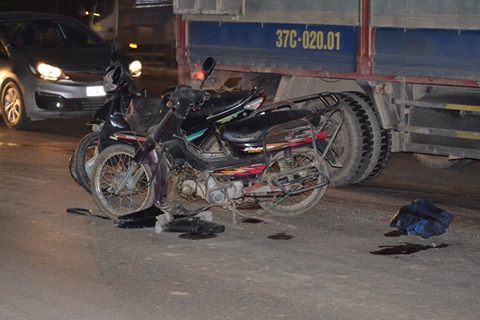 
Hiện trường vụ tai nạn giữa 2 xe máy trên Quốc lộ 1 đoạn qua xã Diễn Hồng vào chiều 20-12
