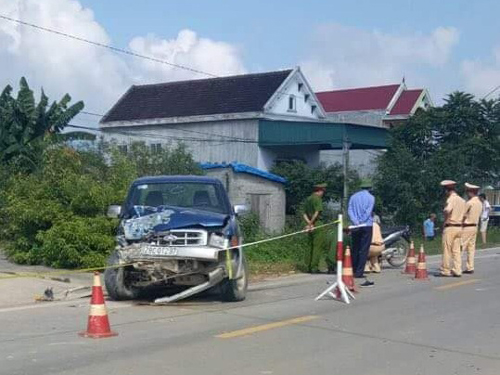 
Lực lượng chức năng khám nghiệm hiện trường vụ chủ tịch xã điều khiển ô tô gây tai nạn khiến 2 người tử vong
