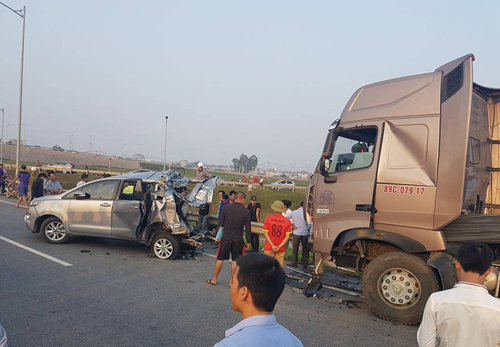 
Tài xế xe Toyota Innova đã điều khiển xe đi lùi trên cao tốc, dẫn tới vụ tai nạn thảm khốc với xe container khiến 1o người thương vong - Ảnh: Otofun
