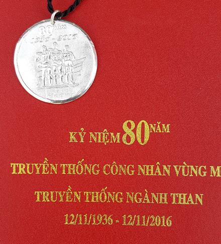 Ảnh chụp kỷ niệm chương bằng bạc của ngành than