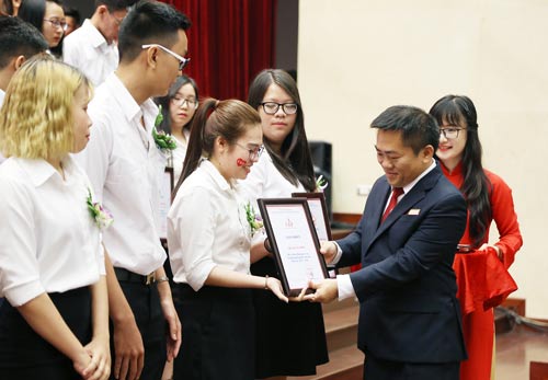 Lãnh đạo Trường ĐH Kinh tế Tài chính TP HCM trao học bổng cho tân sinh viên Ảnh: BẢO LÂM