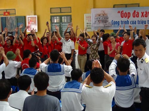 Chiến sĩ đảo Đá Tây A, giao lưu với đoàn “Góp đá xây Trường Sa” đem ra từ đất liền