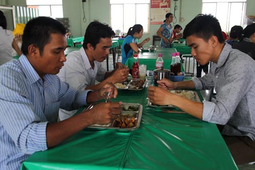 Bữa ăn giữa ca tại Công ty CP APT - KCN Tân Tạo có giá 15.000 đồng