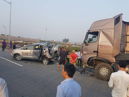 
Hiện trường vụ tai nạn thảm khốc trên cao tốc Hà Nội-Thái Nguyên khiến 10 người thương vong - Ảnh: Otofun
