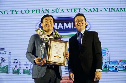 Ông Đỗ Thanh Tuấn – Trưởng bộ phận Đối ngoại Vinamilk đại diện công ty nhận giải thưởng Top 10 Tin và Dùng