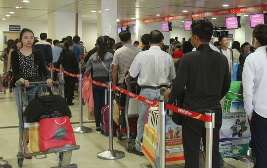 
Sân bay quốc tế Tân Sơn Nhất hiện trong tình trạng quá tải với khu vực làm thủ tục check in luôn đông hành khách - Ảnh: Hoàng Triều
