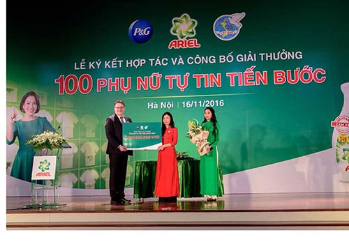 Ông Kurt Droeshout, Tổng giám đốc P&G Việt Nam và bà Bà Bùi Thị Hồng, đại diện Hội LHPNVN công bố tổng giá trị giải thưởng Phụ Nữ Tự Tin Tiến Bước