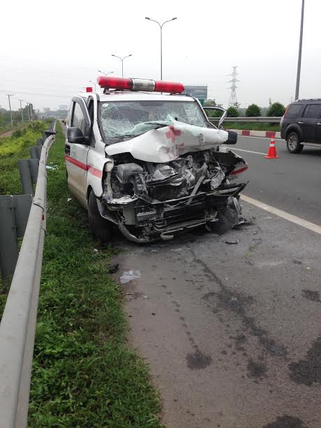 Tai nạn xe cứu thương kinh hoàng trên cao tốc