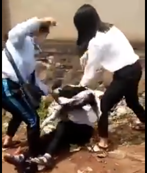 
Ba nữ sinh đánh nhau bị tung clip lên mạng. Ảnh cắt từ clip
