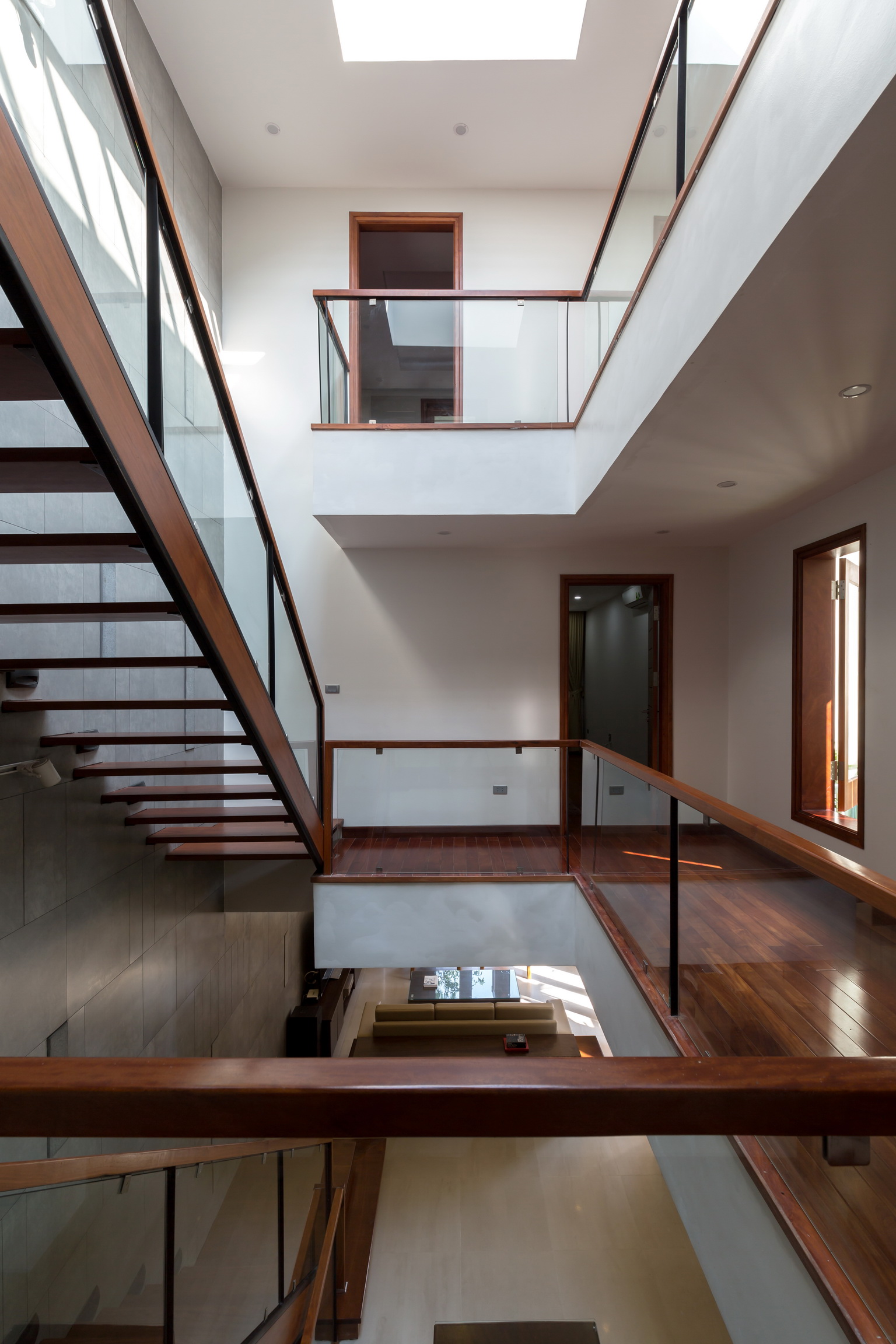 Cầu thang xanh: Cầu thang xanh là một trong những xu hướng thiết kế nội thất đang được yêu thích nhất hiện nay. Không chỉ mang lại vẻ đẹp độc đáo cho ngôi nhà của bạn mà còn có tác dụng tiết kiệm năng lượng và tạo không khí trong lành cho không gian sống. Hãy cùng chiêm ngưỡng hình ảnh cầu thang xanh để tìm hiểu thêm về những lợi ích của nó.