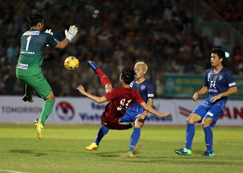 Văn Toàn trong pha uy hiếp khung thành đội Avispa Fukuoka Ảnh: Quang Liêm