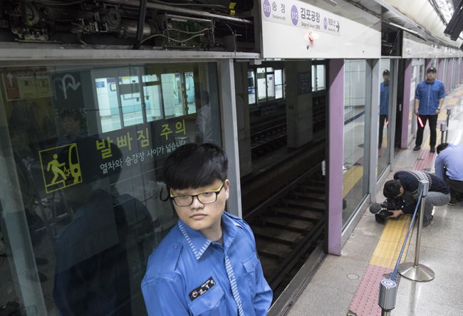 Tàu điện ngầm tông nhau ở Hàn Quốc 170 người bị thương  Tuổi Trẻ Online
